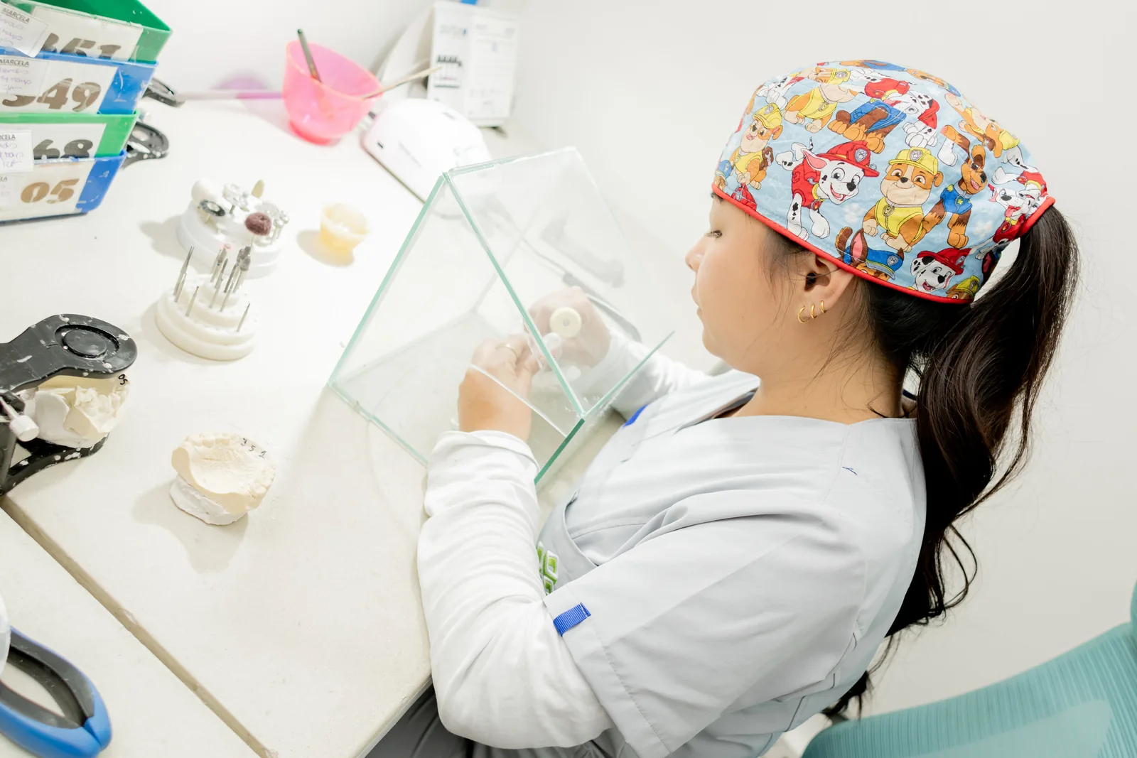 Técnica de Praxen Dental puliendo una prótesis acrílica