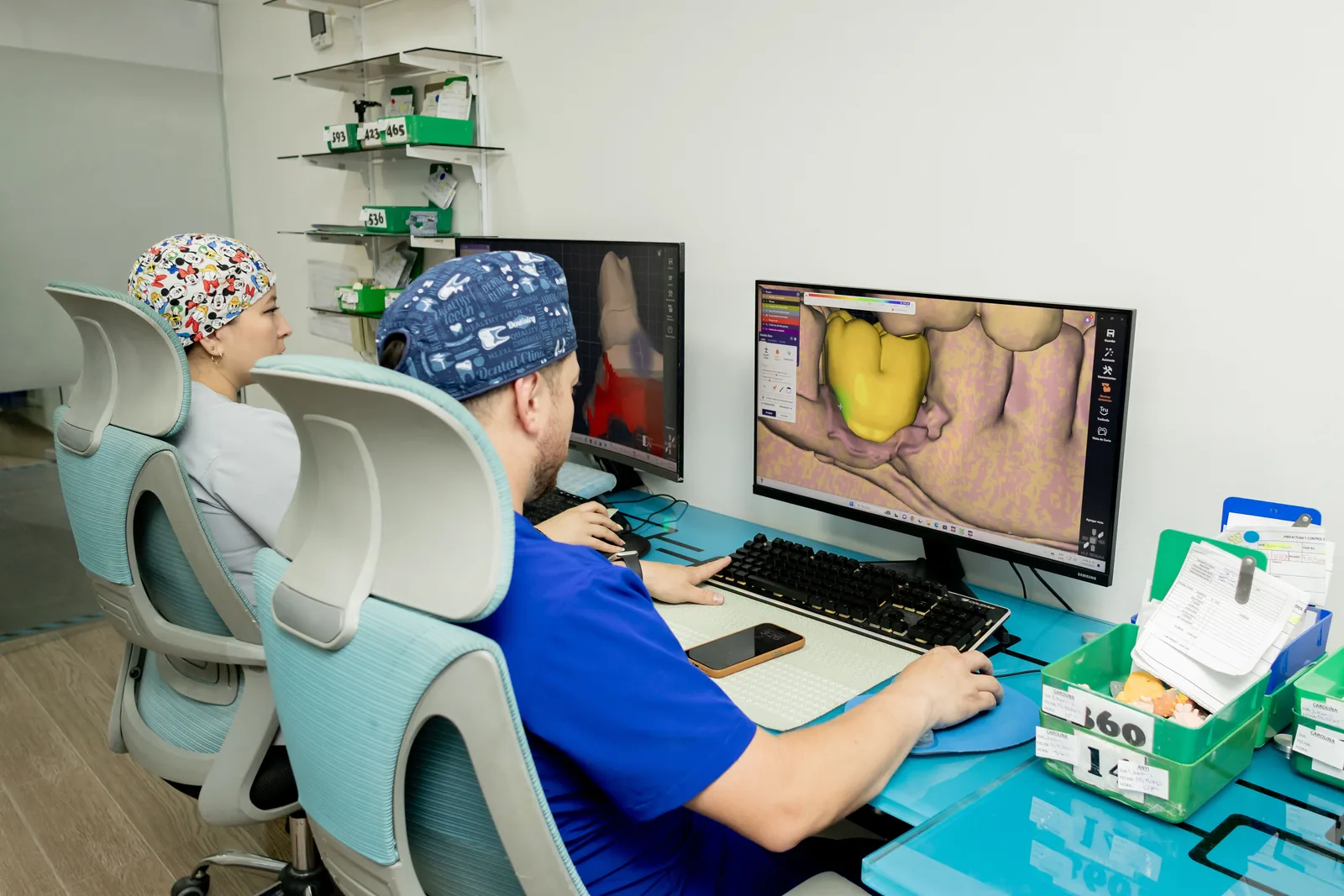 Técnico de Praxen Dental diseñando una restauración en software CAD-CAM