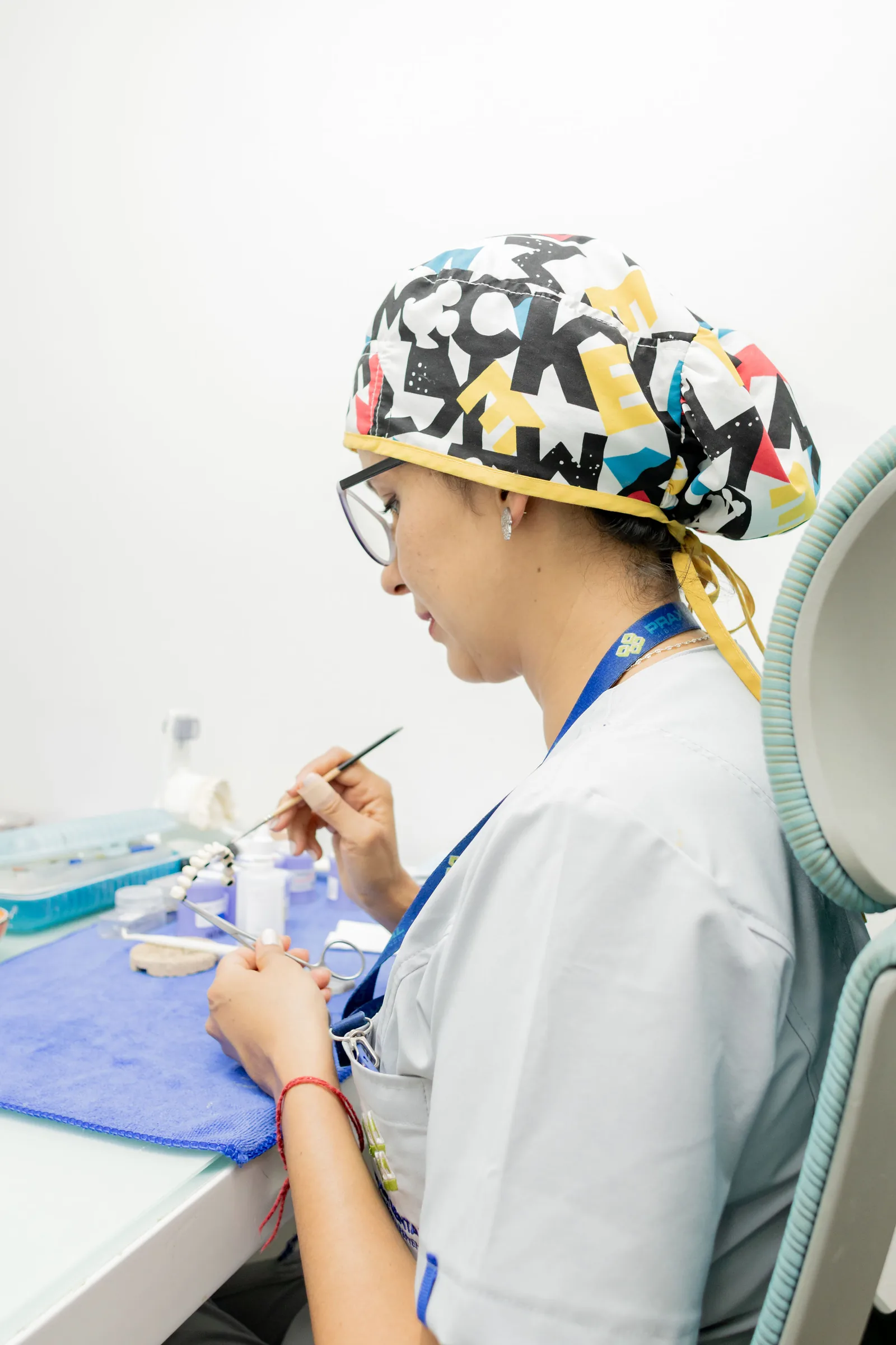Ceramista de Praxen Dental caracterizando una restauración con pincel